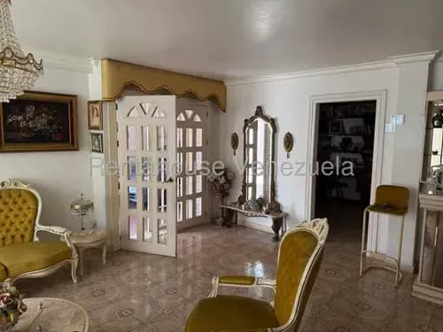 Casa Con Terraza En Calle Cerrada En Venta El Marques I 26-20918
