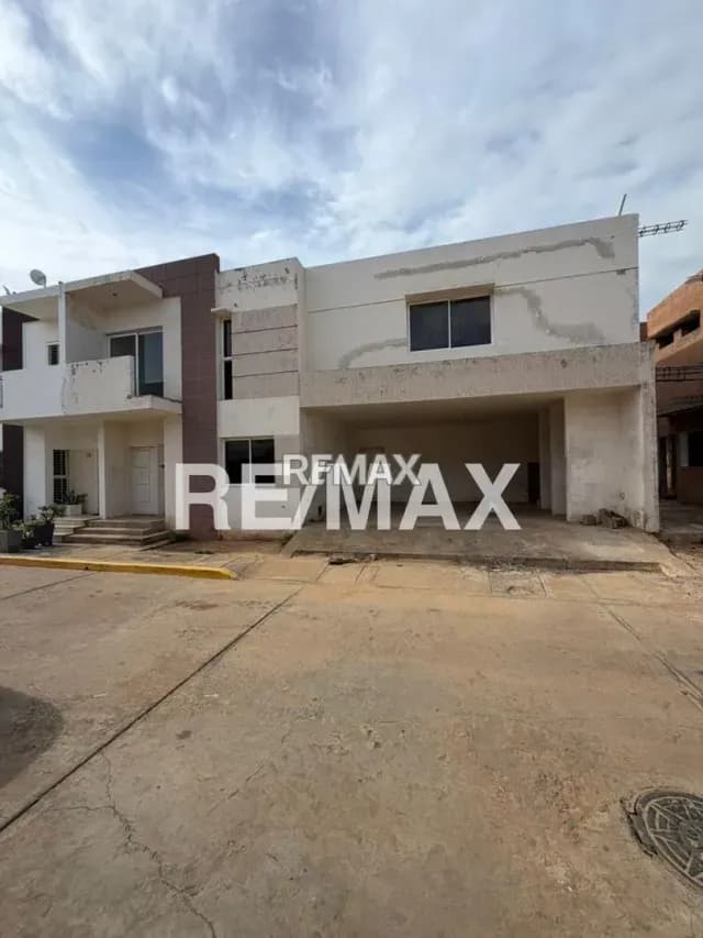 Casa en venta en gris en Villa Punta Norte