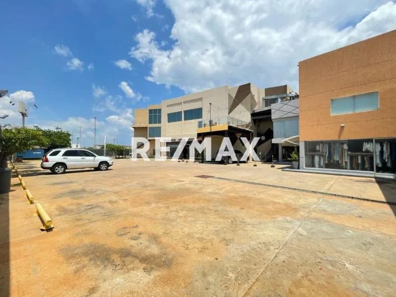 Centro comercial en venta Av. Fuerzas Armadas