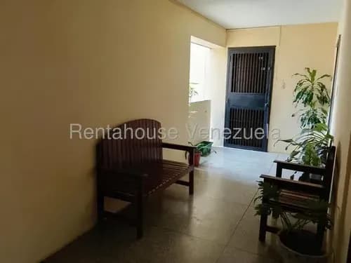Nereida Vende Acogedor Apartamento Estratégicamente Ubicado Cerca De Colegios, Centros De Salud, Farmacias Y Una Amplia Variedad De Comercios. Cod. 26-21252 Cliente Directo