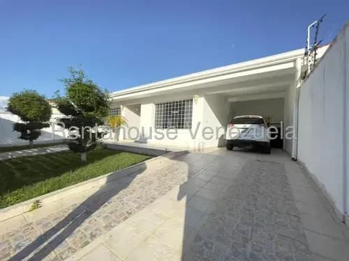 Jesus Teran Vende Hermosa, Espaciosa, Moderna Y Confortable Casa Con Piscina Ubicada En Urb Santa Elena Al Este De Bqto. 25-8488