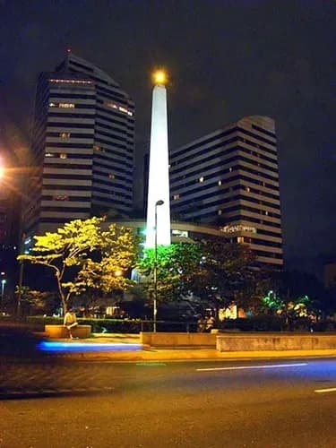 Solo Para Cliente Directo--en Venta Espectacular Local Comercial En La Pb Del Edificio Four Season, Casi 6 M2 De Altura, Obra Gris. Arrp