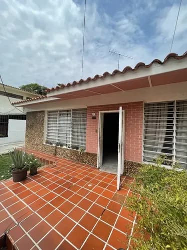 Casa Urb. Los Naranjos Detrás De Tijerazo A 1 Cuadra De La Av Bolivar