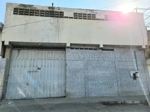 25-18590 Jesus Teran Alquila Galpón Comercial En Zona Centro Oeste De Bqto, Zona Repuestera.