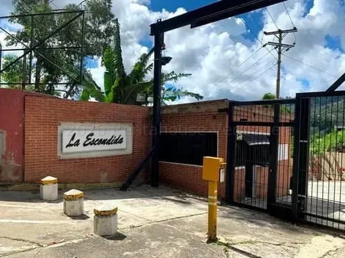 Excelente Terreno En Venta En Una De Las Zonas Mas Tranquilas De Caracas, Con Clima De Montaña En Urbanización Cerrada En La Escondida Mls #24-810