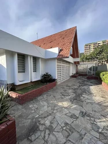 Espectacular Casa Quinta Tipo Chalet De Tres Niveles En Esquina Con Ático, Estudio Y Patio Con Parrillera Ubicación De Alta Seguridad En Calle Cerrada, Urbanización Lomas Del Este Py:304768