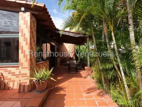 Hermosa Casa En Venta Al Este, Amplios Ambientes, Con Patio Y Parrillera. Carlina M. Vende