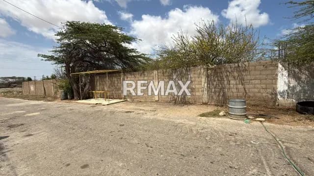 En venta terreno cercado completamente. Entrada de Punto Fijo