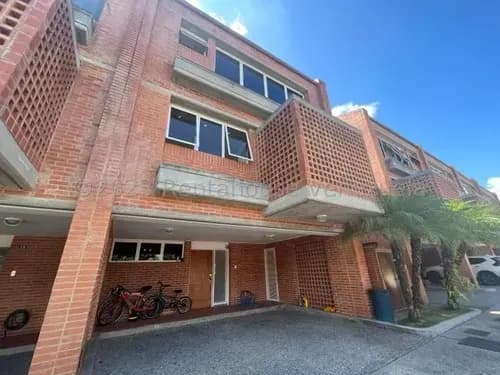 Espectacular Town House, Con Excelente Clima, En Venta. En El Hatillo. 24-6932