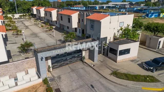 TOWNHOUSE EN VILLA TARASQUE, AVENIDA GUAJIRA