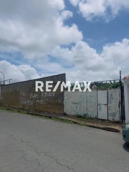 Se ofrece a la venta una extensa parcela de terreno en Urbanización Alberto Ravel