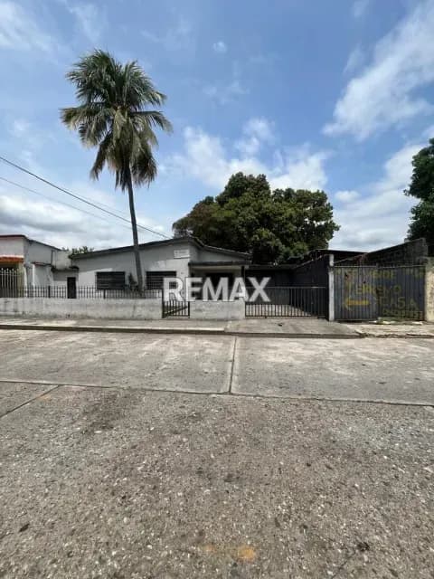 CASA CON TERRENO EN VENTA. SECTOR CENTRO ACARIGUA ESTADO PORTUGUESA.