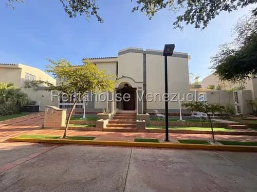 #26-13910. Descubre El Lujo Y La Comodidad En Esta Espectacular Townhouse Unicado En Una De Las Zonas Mas Privilegiada De La Zona Norte De Maracaibo. Disenada Con Acabados De Primera. L.g