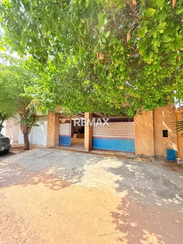 CASA EN GRIS EN URBANIZACIÓN EL PILAR
