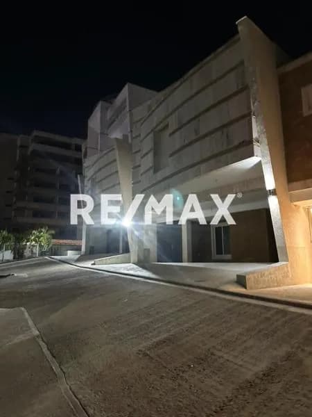 Venta de Exclusivo Town house en Terrazas del country Resd. Mykonos Valencia