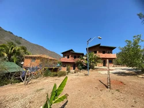 Propiedad Tipo Posada Con Local Comercial, Ubicada En Vía Principal De Guárame