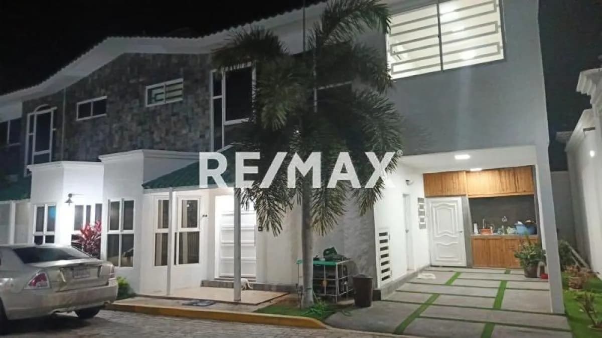 Venta de hermoso y actualizado Townhouse en Villa Florencia
