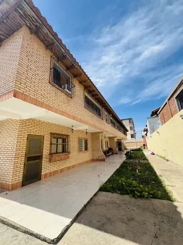 En Venta Townhouse A.v Centurion Nueva Barcelona. Rosa Maria Evergreen