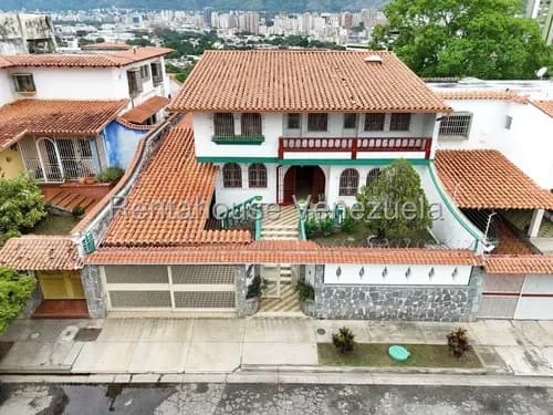Sq. Casa En Venta En Colinas De La California De Bellos Jardines, Amplios Espacios Y Seguridad D26-20142s