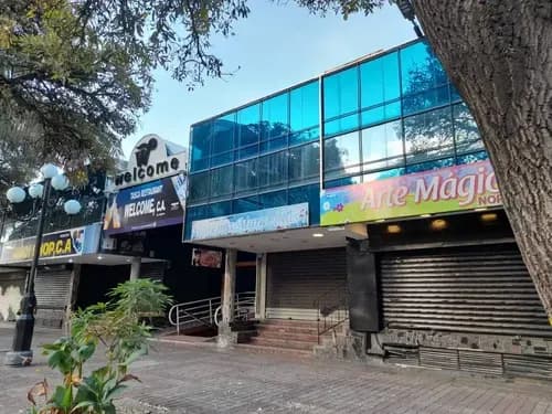 Centro Comercial De 2 Niveles Con 14 Locales Comerciales, Av. Bolívar Norte Valencia. Agente: Yraima Tovar