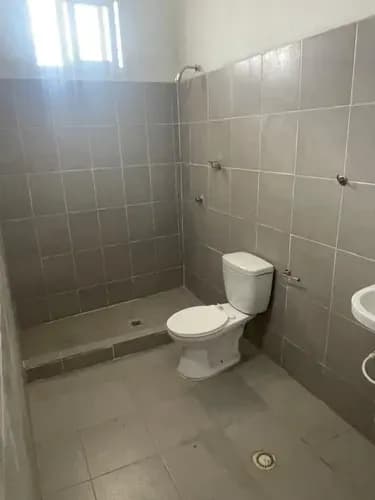 Galpón En El Centro De Guacara Alquiler Consta De Una Supercie De 450 Mts2 Aprox. 4 Oficinas 1 Baño 1 Puesto De Estacionamiento Son 2 Pisos 2 Depósitos 3aires Acondicionados *canon De Arrenda