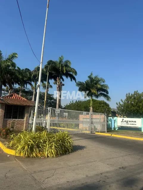 EN VENTA BELLO TOWNHOUSE RES. LAGUNA CLUB SAN SIEGO
