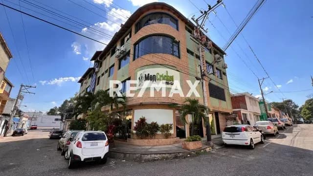 Edificio Comercial ubicado en el Sector Barrio San Carlos de Barrio Obrero actualmente Hotel Mon Cricket.