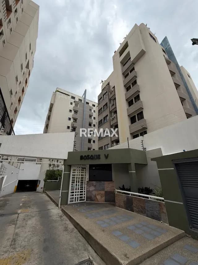 BELLO PENTHOUSE EN VENTA EN URB. EL BOSQUE