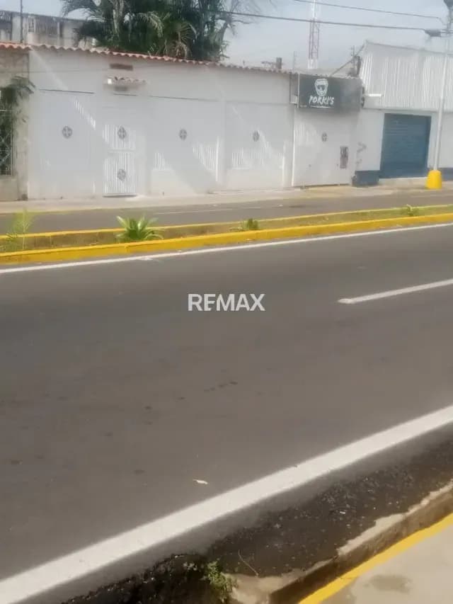Venta de Amplia Casa con Terreno en obra Gris