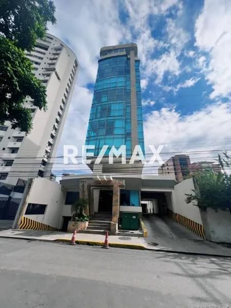 ALQUILER DE OFICINA DE 44 METROS CUADRADOS EN LA TORRE ARABICA DE MARACAY