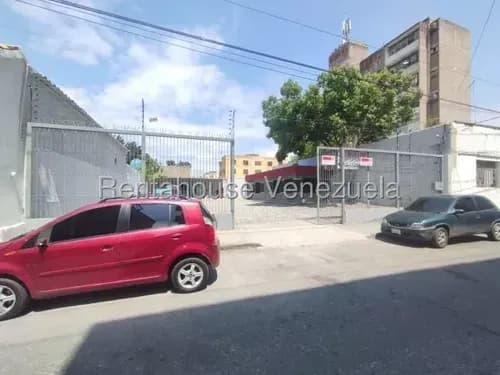 Jesus Teran Vende Espacioso, Iluminado Terreno Totalmente Cercado Y Con Oficinas, Depósito, Baño. Ubicado En Pleno Centro De Bqto. 26-18662