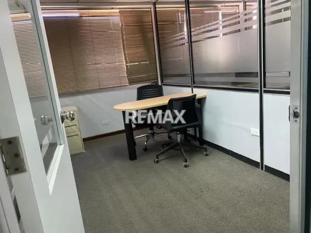 Oficina en Alquiler en la Zona Industrial de La Trinidad Baruta, incluye acceso a áreas comunes como Salón de coferencia, comedor, baños y recepción.