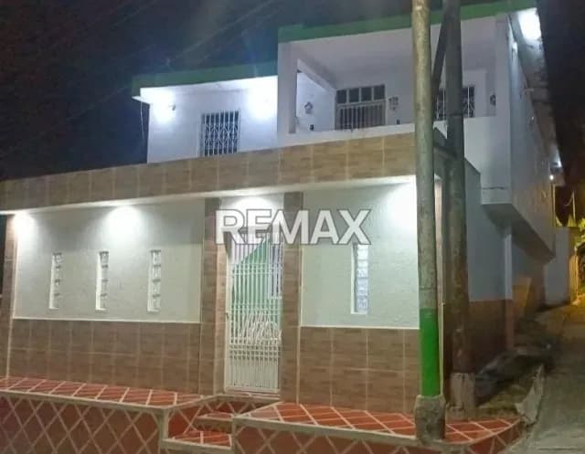 Amplia Casa Doble propósito en venta A media cuadra de la plaza del Alto de escuque