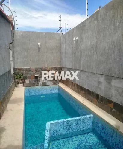Casa Con Piscina En Villa Rosa, Municipio García, Isla De Margarita Cod: 1743