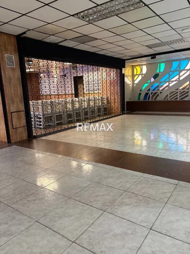 En Venta Amplio Local Comercial en la Urbina