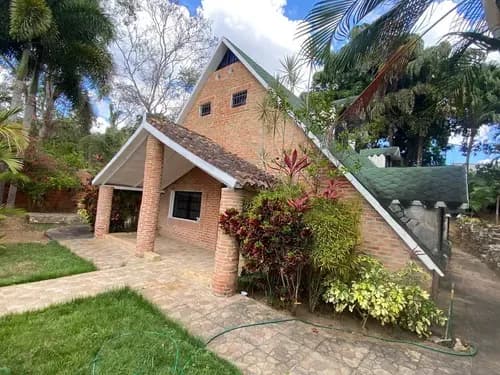 C-666. Alexora Vende Hermoso Chalet Con Una Ubicación Privilegiada En La Urb. Colina De Guataparo. (5,4,3)