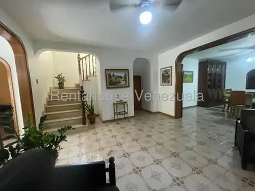 Casa En Venta Hermosa Y Con Gran Potencial Para Remodelacion En Las Chimeneas Valencia, Diana C. 26-11744