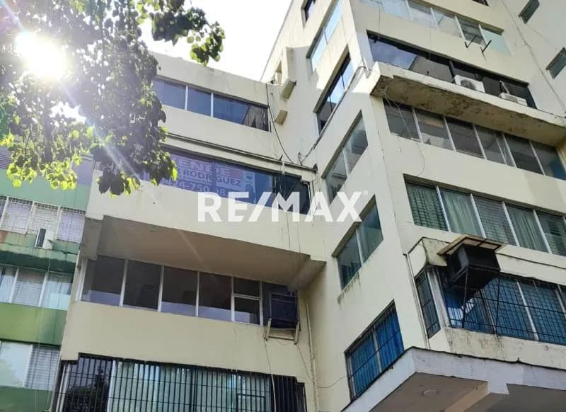 SE VENDE LOCAL COMERCIAL EN RESIDENCIAS EL PARQUE