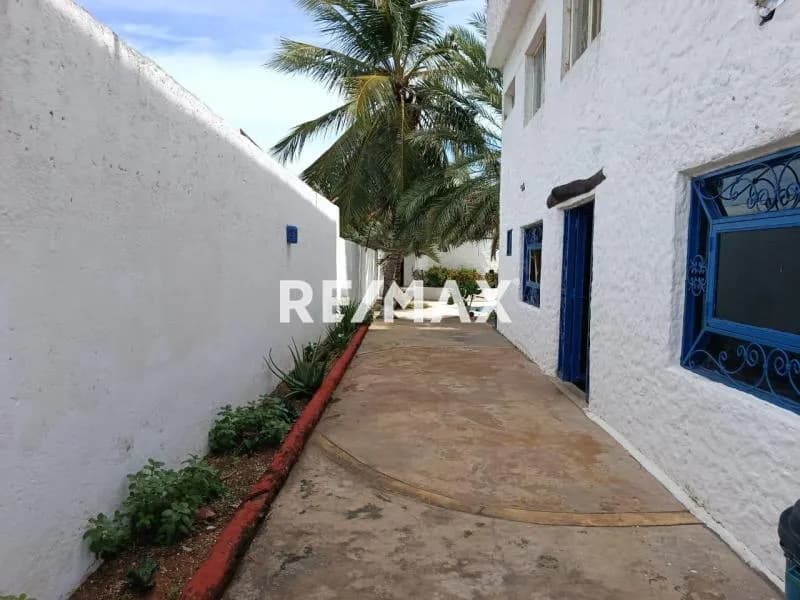 POSADA MODERNA CON ARQUITECTURA MEDITERRÁNEA, CON TERRAZA VISTA A LAS MONTAÑAS Y AL MAR