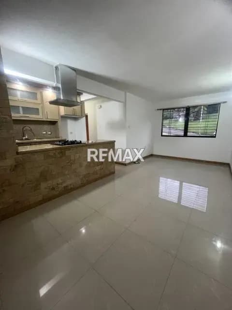 Se alquila impecable apartamento semi-equipado