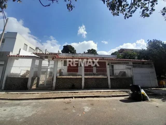 CASA PARA ACTUALIZAR EN VENTA UBICADA EN COLINAS DE VISTA ALEGRE