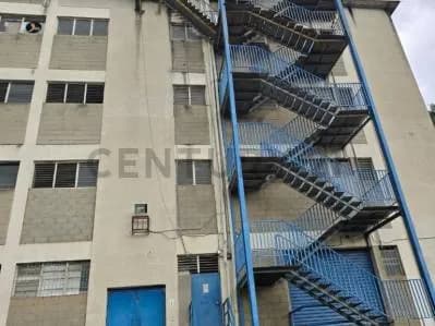 SE ALQUILA EDIFICIO INDUSTRIAL EN LA MEJOR ZONA DE LA TRINIDAD.