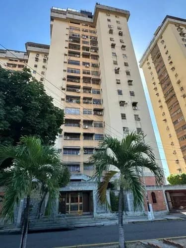 Apartamento Ubicado En Urbanización El Centro, Residencias Hortensia. Posee 86mtrs, 3 Habitaciones, 2 Baños, 1 Puesto De Estacionamiento. Piso Alto. Yb22