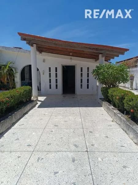 CASA FAMILIAR CON AMPLIO PATIO EN URB. BRISAS DE JUAN GRIEGO, MUNICIPIO MARCANO, ISLA DE MARGARITA.
