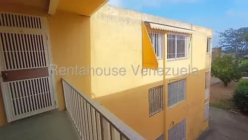 Apartamento En Venta En Cabudare Zona De La Mora Codigo 2 6 1 1 8 9 0 Mildred Amplio Y Conservado Apartamento En Conjunto Residencial La Mora, Amplios Espacios, Cuatro Habitaciones Con Closet, Dos Ba