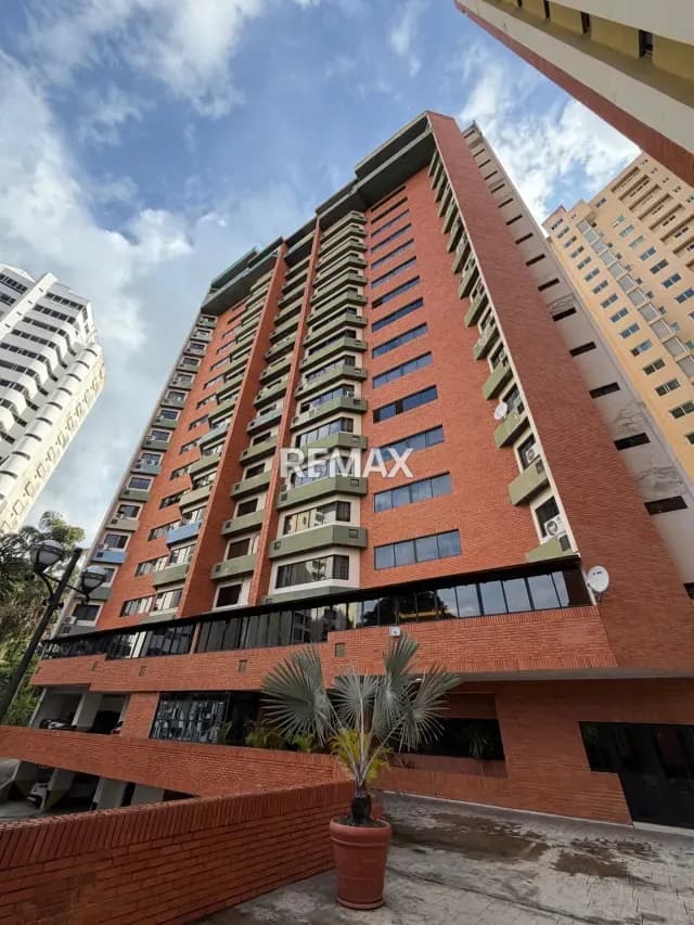 ALQUILER DE APTO CONJ RESD PUERTA AL SOL, URB EL BOSQUE 100% PLANTA