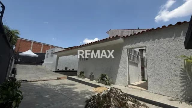 Venta de Casa en Urb Lomas del Este Tu oasis de lujo y espacio