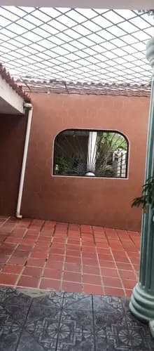Casa En Alquiler Fundación Mendoza Ubicación: Sector Céntrico De La Urbanización Fundación Mendoza, Frente A La Plaza. Entorno Privilegiado Con Cercanía A Servicios De Salud, Educación Y Comercio. D