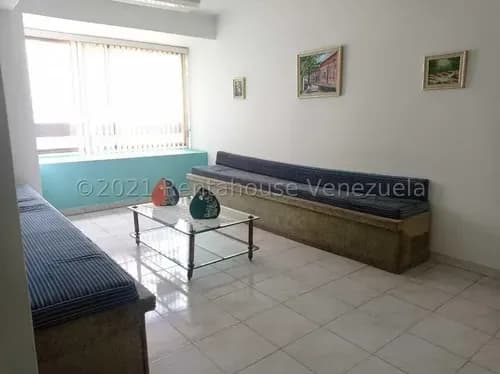 Se Alquila Oficina Con Excelente Ubicación. Belkis Código 24-5507