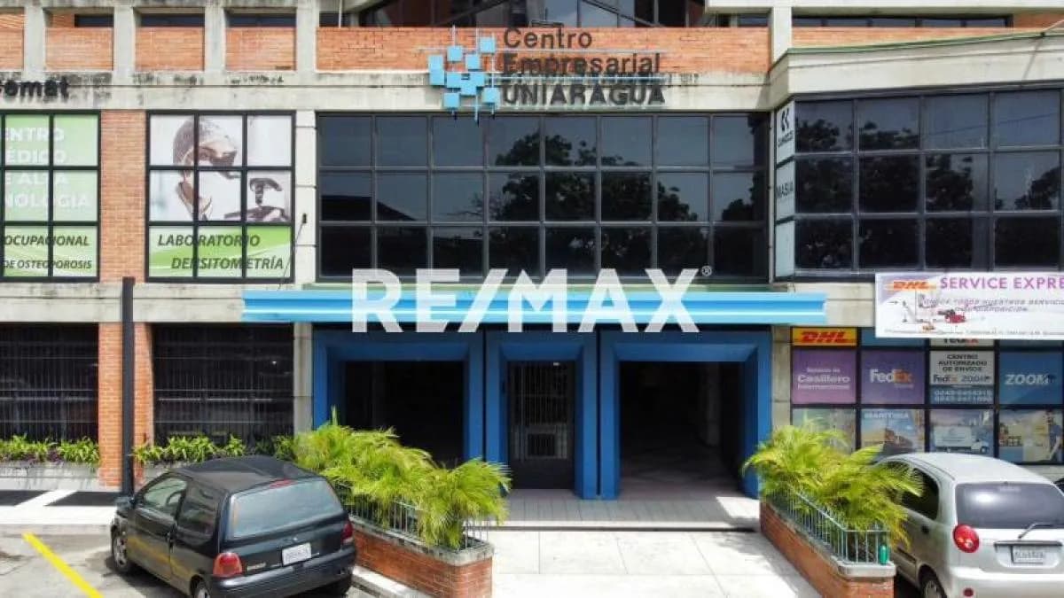 Amplia Oficina En Alquiler Centro Empresarial Uniaragua.